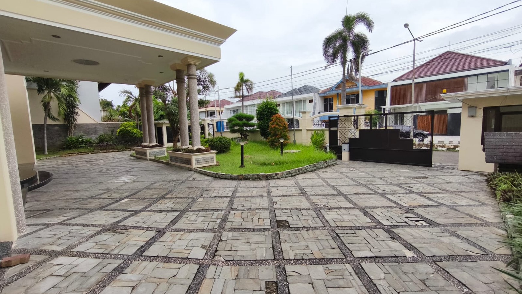 1872. Rumah Jalan Margorejo Indah Utara, Wonocolo Surabaya Selatan