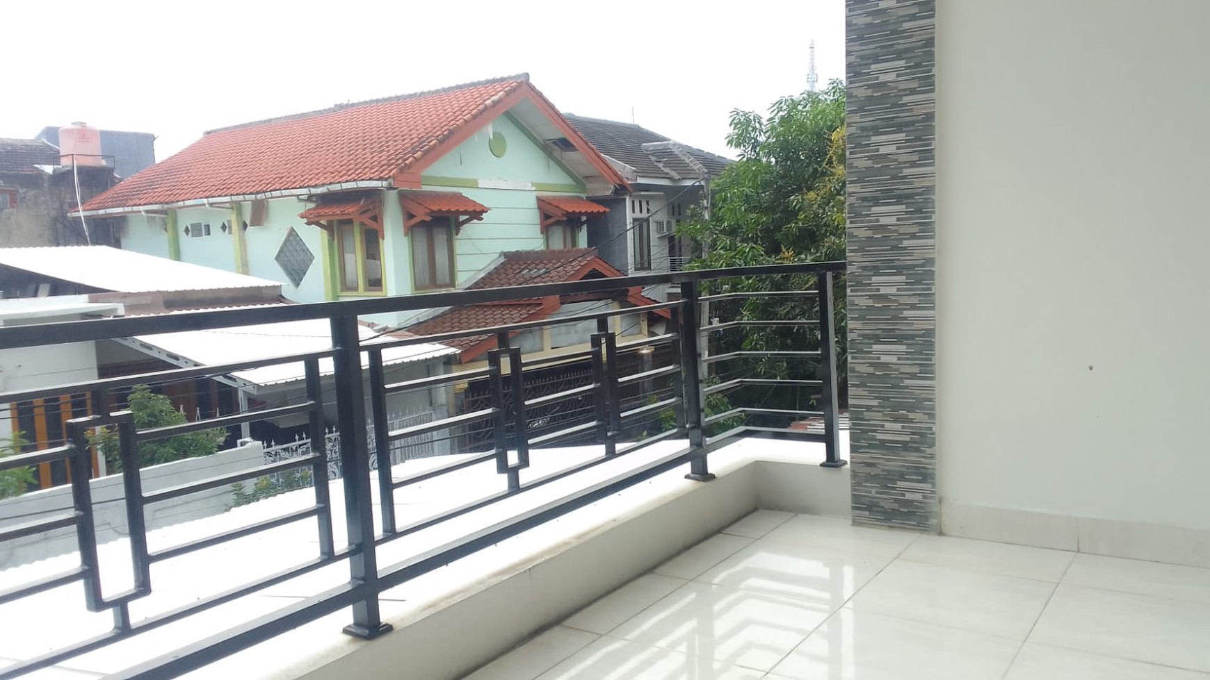 Rumah 2 Lantai Cantik Dan Terawat Baik Di Kavling DKI Cipedak, Jagakarsa, Dan Hanya 10 Menit Ke Tol Gandul & Kukusan