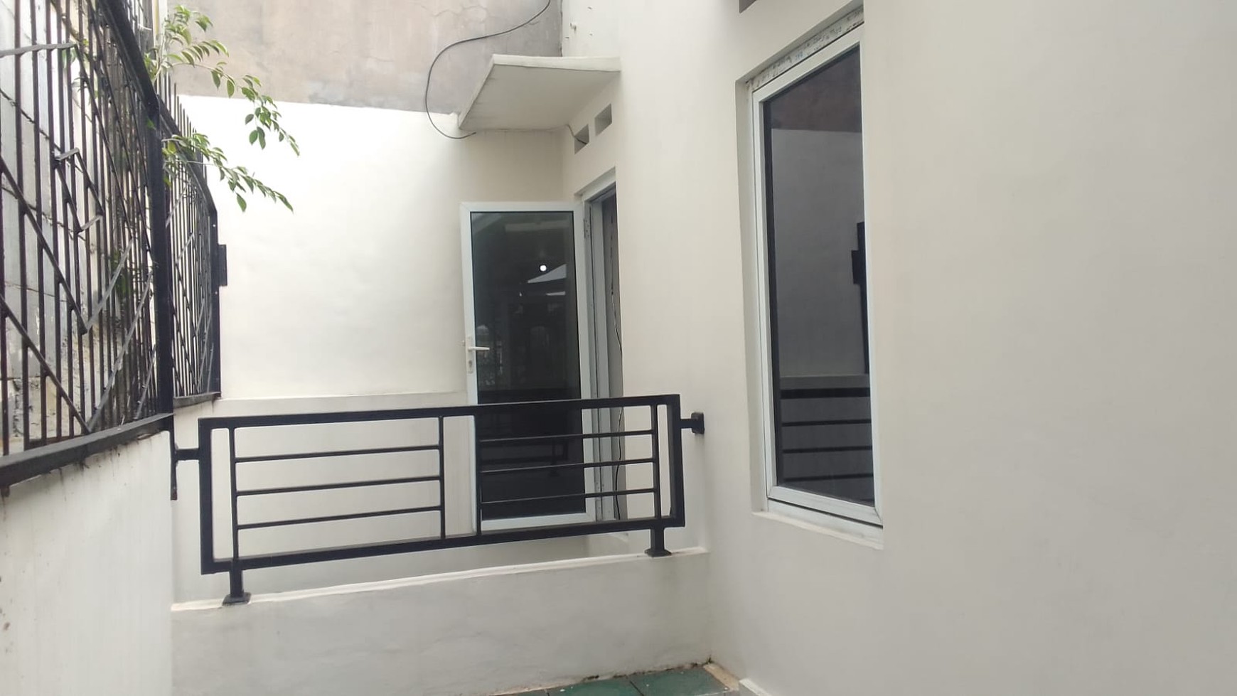 Rumah 2 Lantai Cantik Dan Terawat Baik Di Kavling DKI Cipedak, Jagakarsa, Dan Hanya 10 Menit Ke Tol Gandul & Kukusan