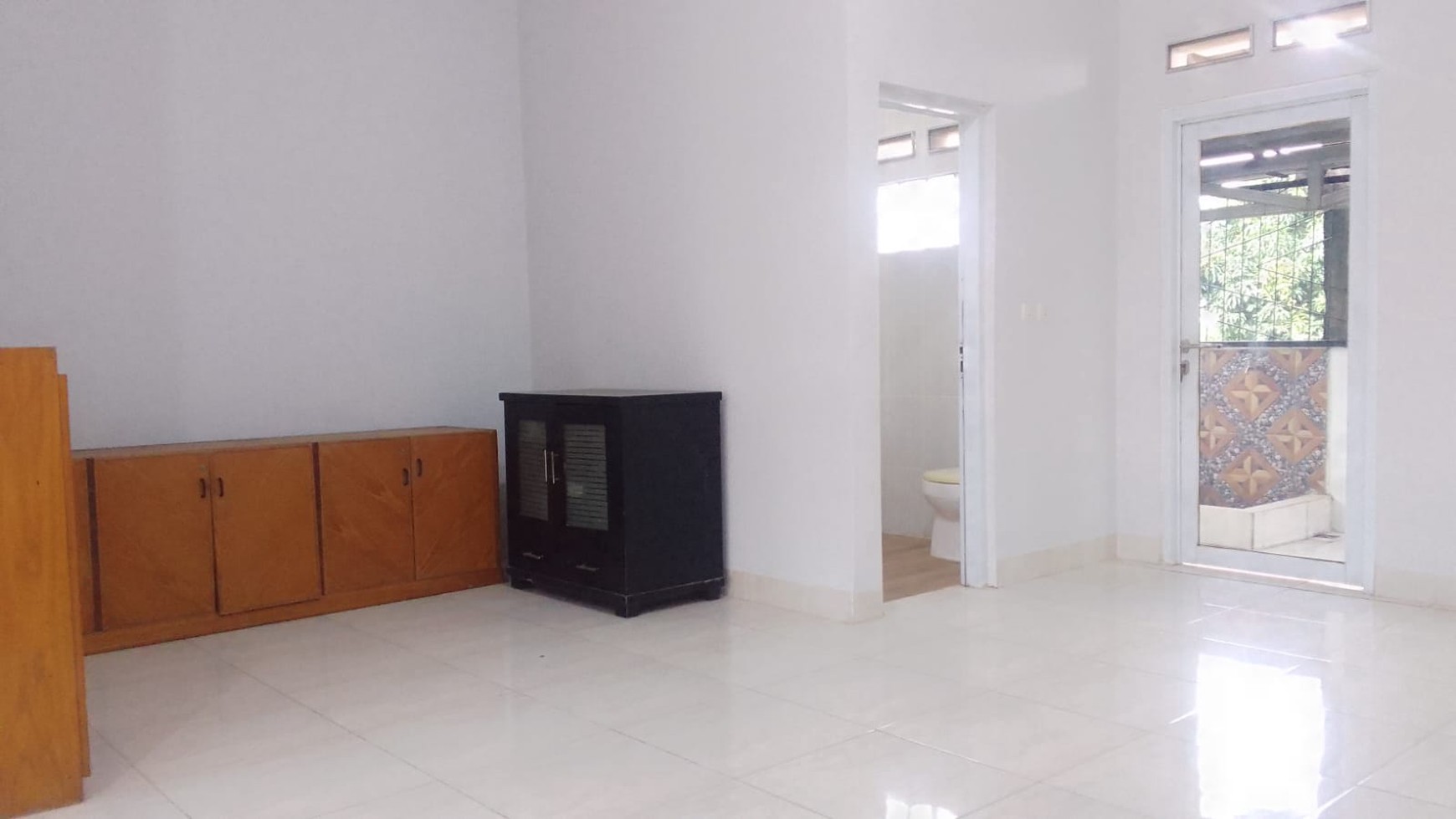 Rumah 2 Lantai Cantik Dan Terawat Baik Di Kavling DKI Cipedak, Jagakarsa, Dan Hanya 10 Menit Ke Tol Gandul & Kukusan