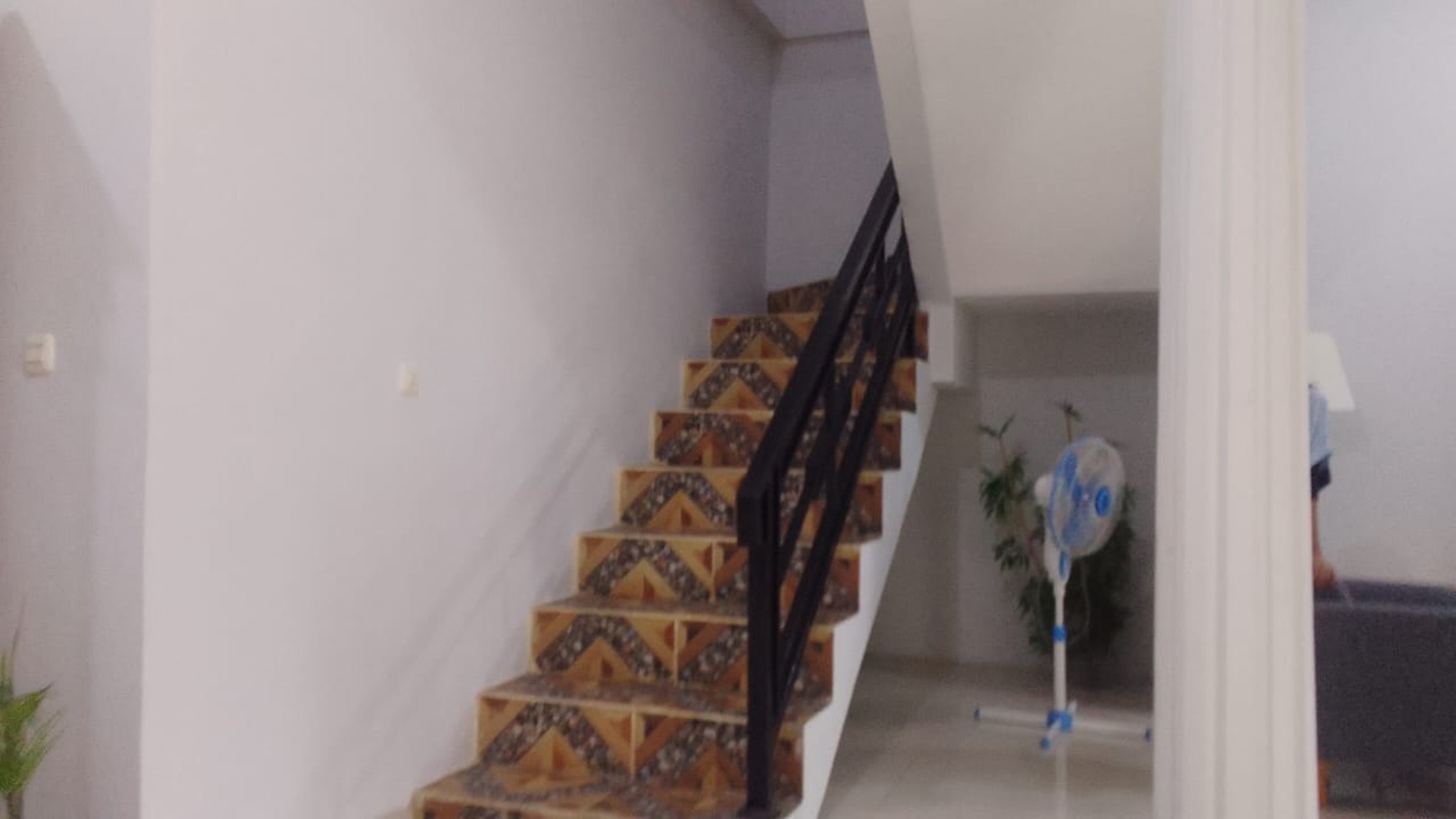 Rumah 2 Lantai Cantik Dan Terawat Baik Di Kavling DKI Cipedak, Jagakarsa, Dan Hanya 10 Menit Ke Tol Gandul & Kukusan