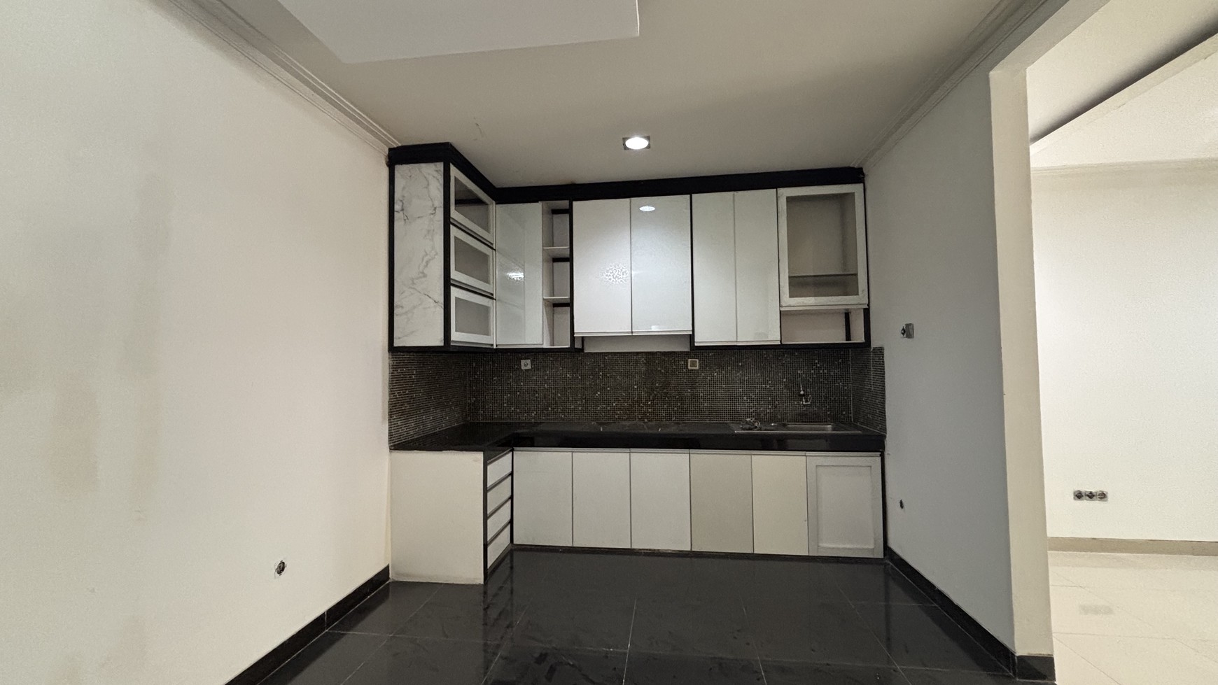 Rumah Siap Huni 2 Lantai di Kota Wisata 
