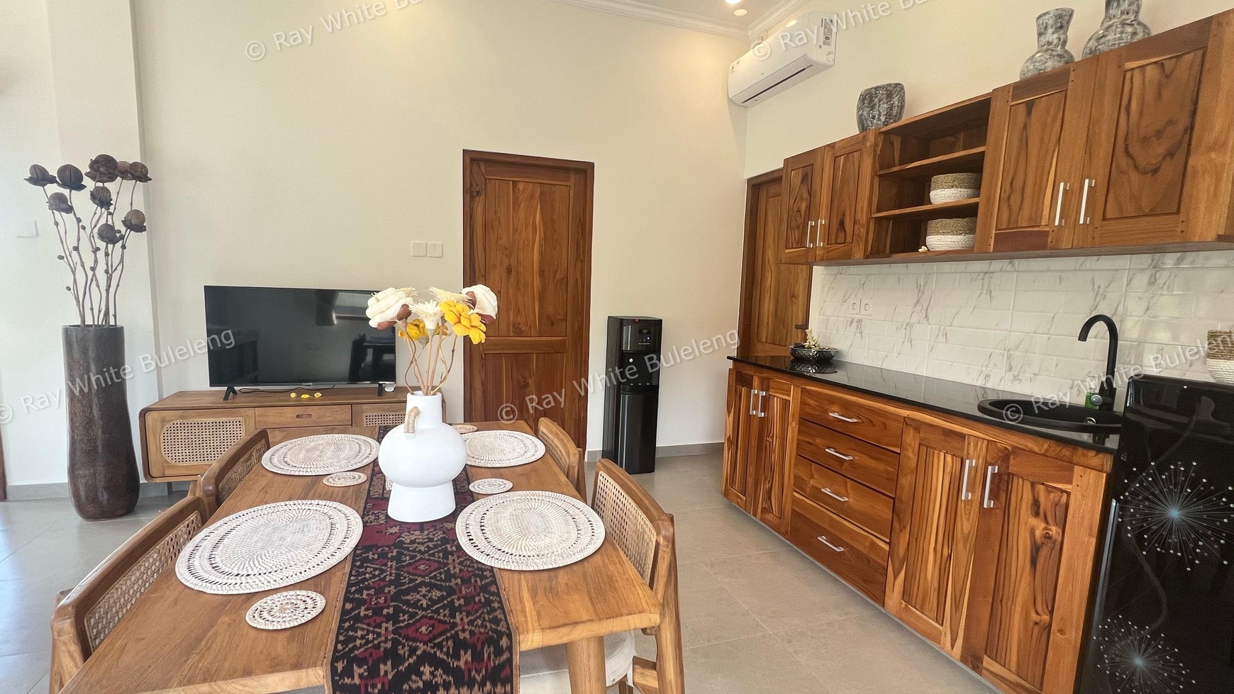 BRAND NEW VILLA WITH STUNNING OCEAN AND HILL VIEWS IN LOVINA