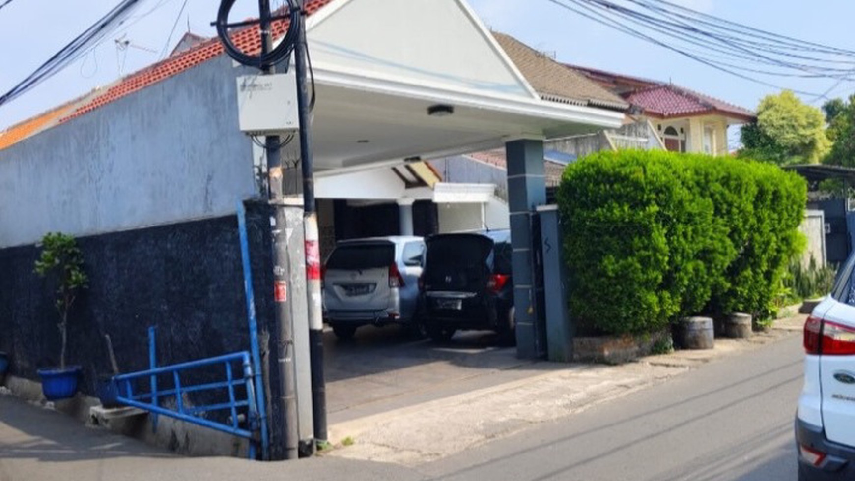 Rumah dengan Carport yang Luas Lokasi Strategis di Area Kayu Manis Matraman Jakarta Timur
