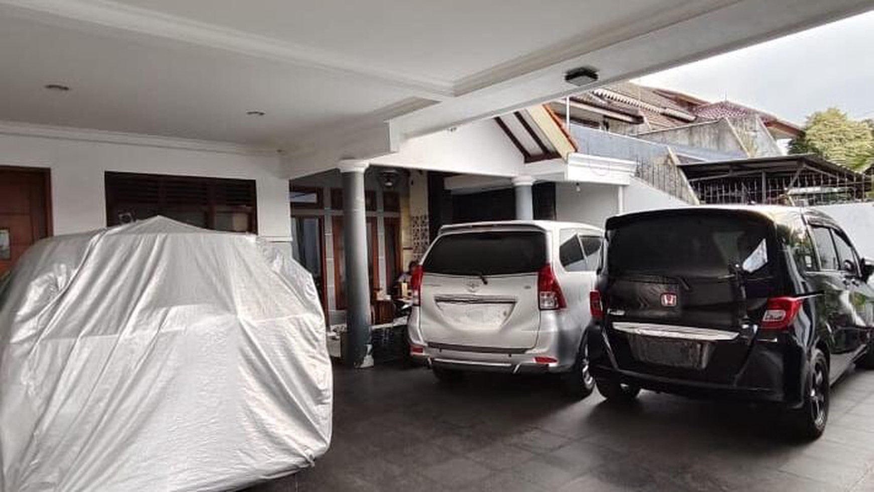 Rumah dengan Carport yang Luas Lokasi Strategis di Area Kayu Manis Matraman Jakarta Timur
