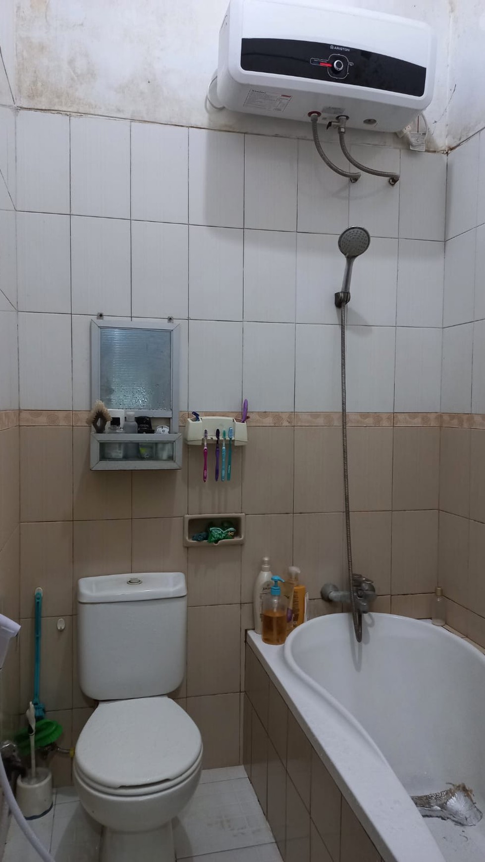 DIJUAL RUMAH CLASSIC SIAP HUNI jl semampir, Surabaya Timur