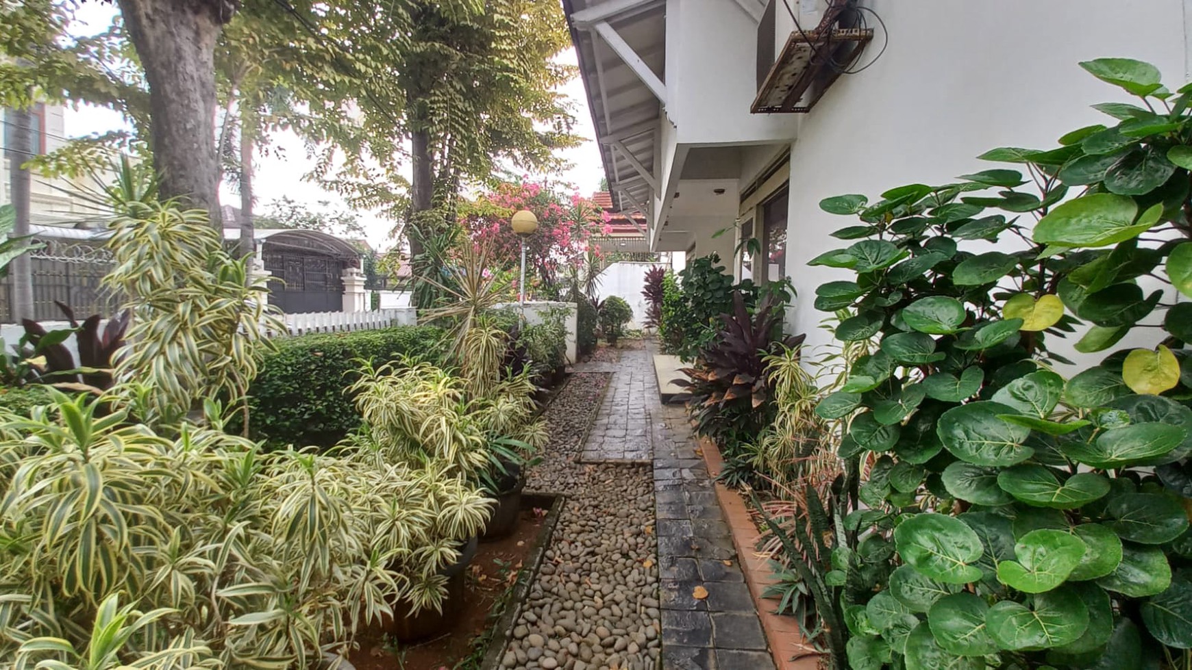 Rumah Di komplek Elit Loka Indah, Pancoran. Asri, Tenang, Nyaman, Dan Hanya 3 Menit Ke Jalan Warung Buncit Raya