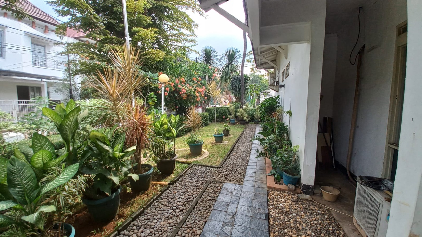 Rumah Di komplek Elit Loka Indah, Pancoran. Asri, Tenang, Nyaman, Dan Hanya 3 Menit Ke Jalan Warung Buncit Raya