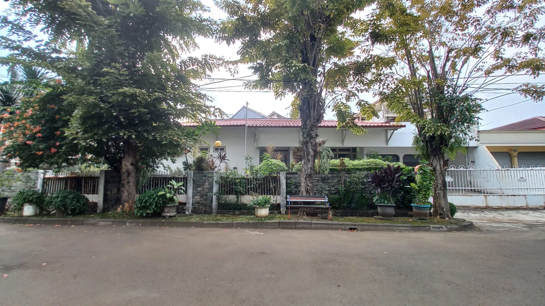 Rumah Di komplek Elit Loka Indah, Pancoran. Asri, Tenang, Nyaman, Dan Hanya 3 Menit Ke Jalan Warung Buncit Raya