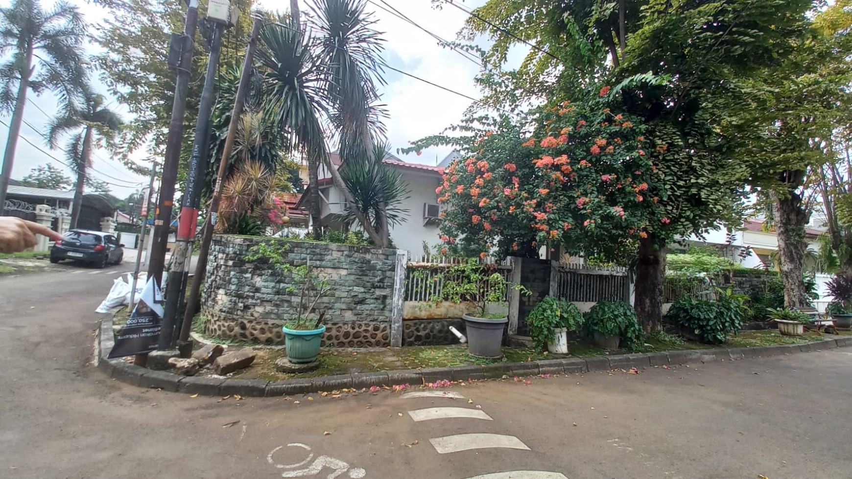 Rumah Di komplek Elit Loka Indah, Pancoran. Asri, Tenang, Nyaman, Dan Hanya 3 Menit Ke Jalan Warung Buncit Raya