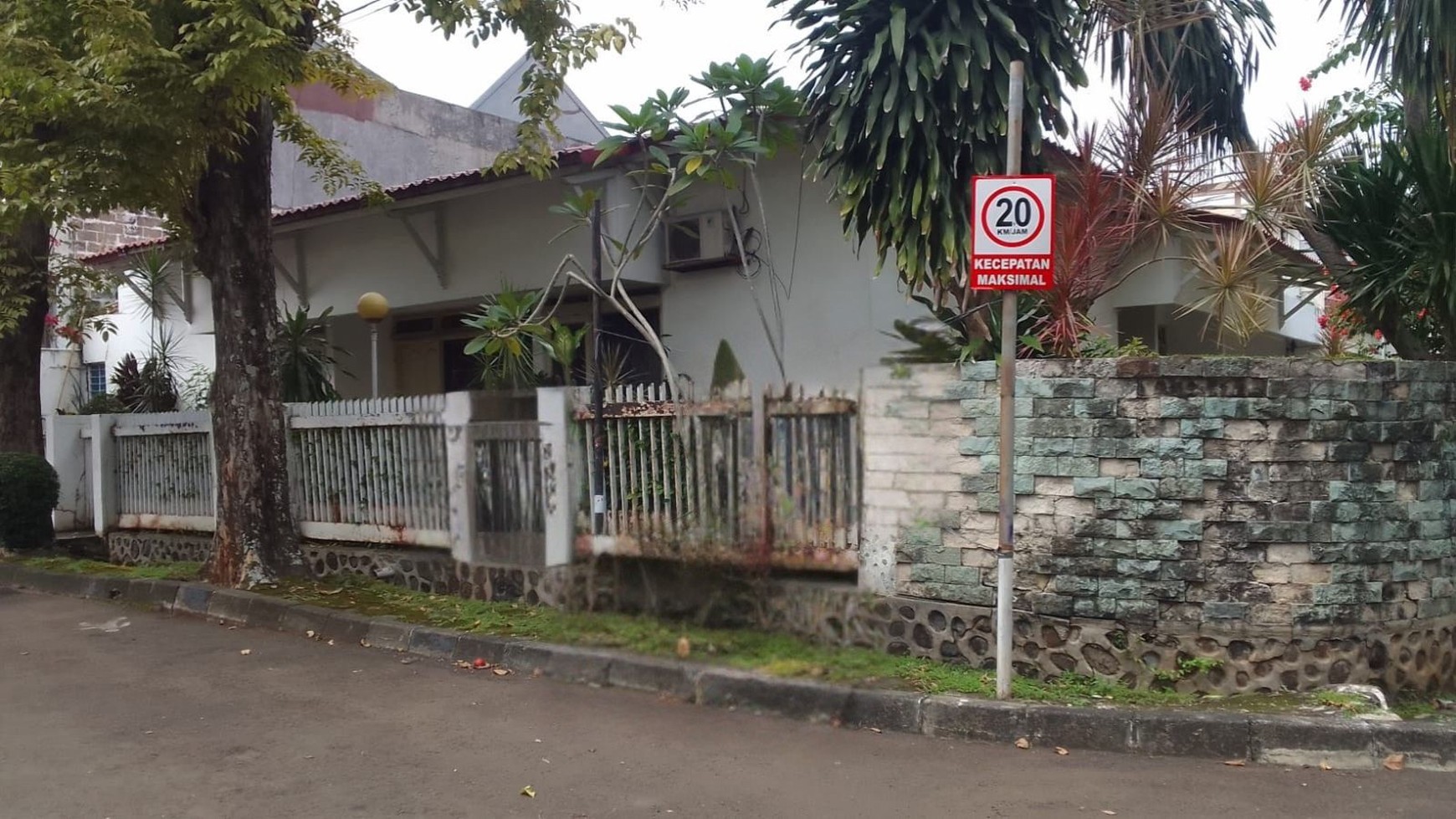 Rumah Di komplek Elit Loka Indah, Pancoran. Asri, Tenang, Nyaman, Dan Hanya 3 Menit Ke Jalan Warung Buncit Raya