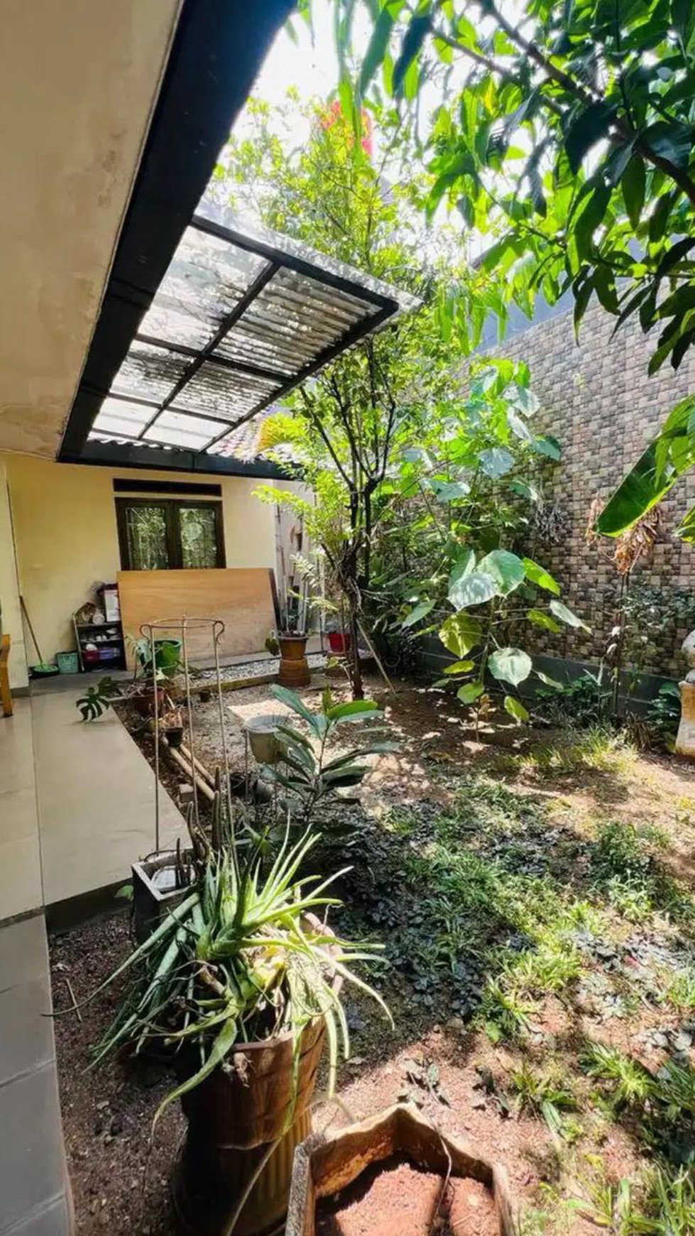 Rumah Siap Huni dengan Hunian Nyaman dan Asri di Bintaro