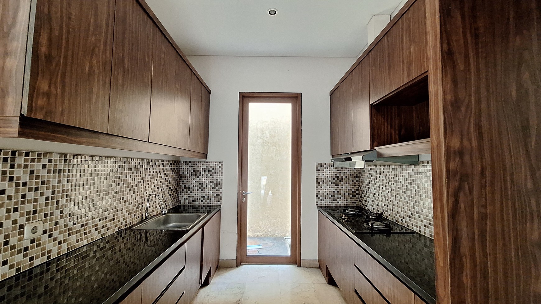 Rumah Siap Huni LT 260 m2 Ada Kolam Renang Pribadi di Area Kemang, Jakarta