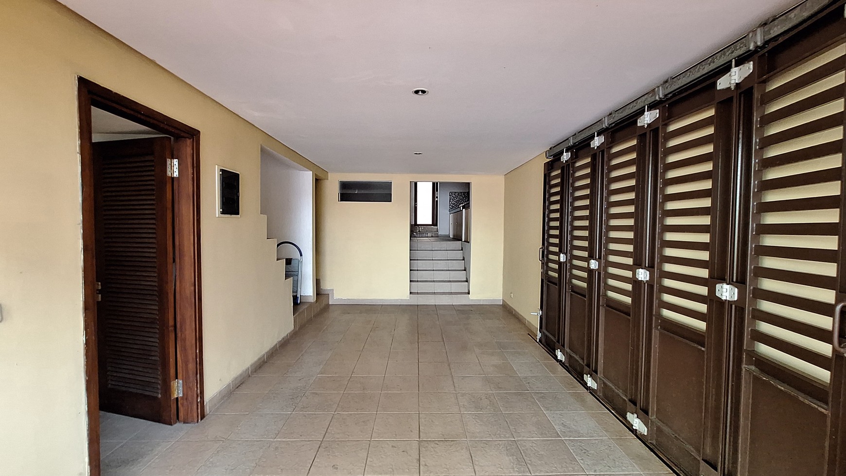 Rumah Siap Huni LT 260 m2 Ada Kolam Renang Pribadi di Area Kemang, Jakarta