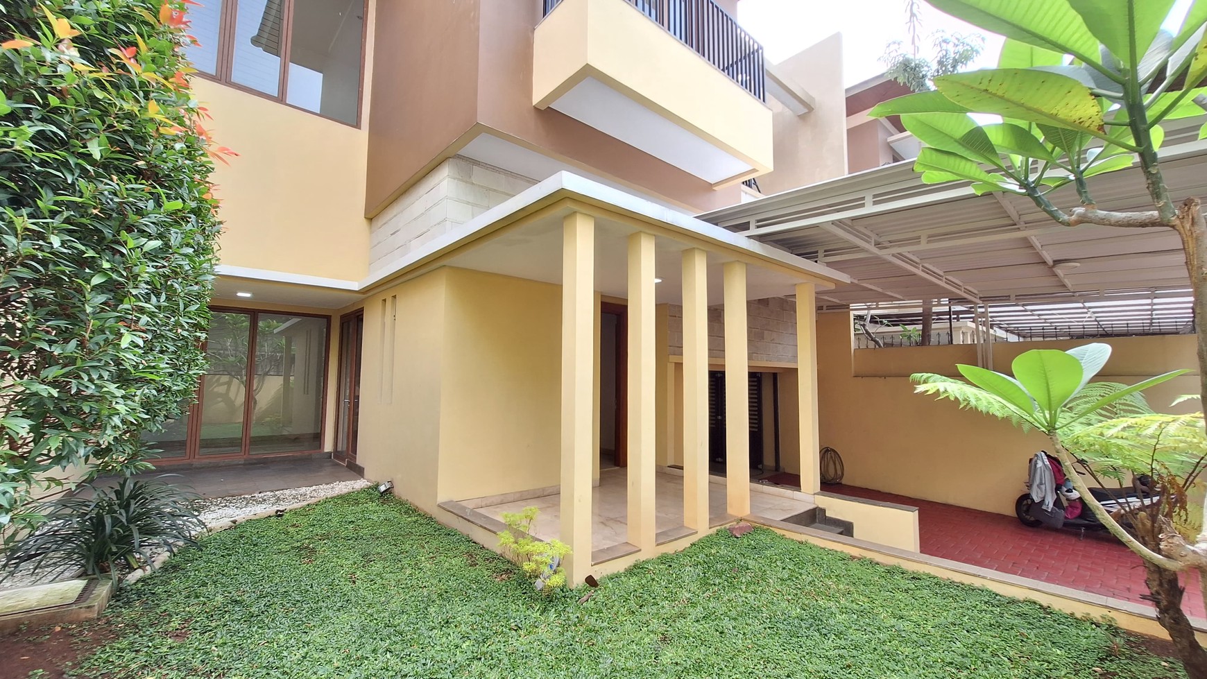 Rumah Siap Huni LT 260 m2 Ada Kolam Renang Pribadi di Area Kemang, Jakarta