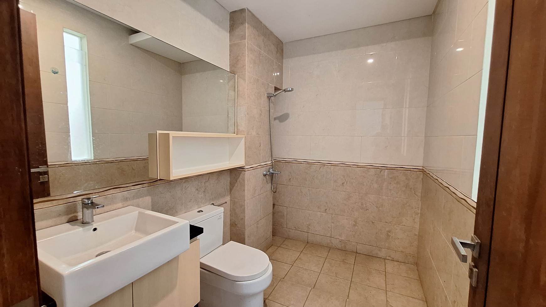 Rumah Siap Huni LT 260 m2 Ada Kolam Renang Pribadi di Area Kemang, Jakarta