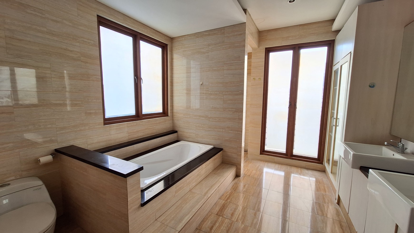 Rumah Siap Huni LT 260 m2 Ada Kolam Renang Pribadi di Area Kemang, Jakarta