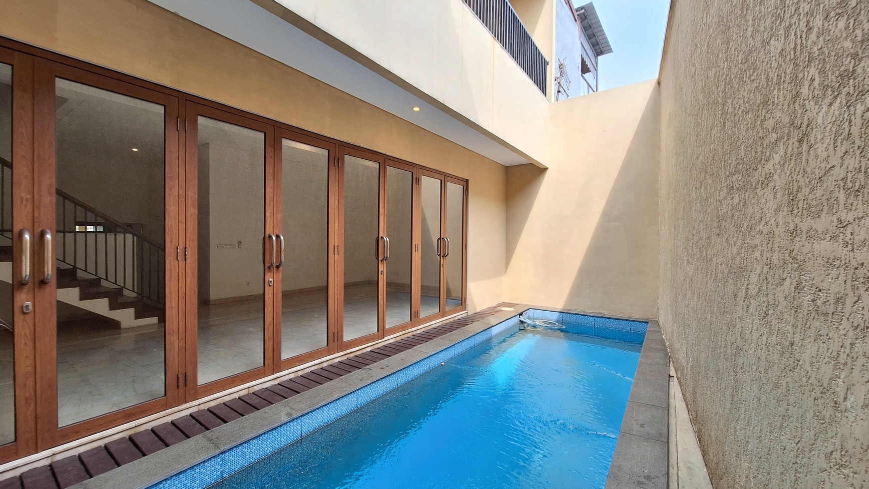 Rumah Siap Huni LT 260 m2 Ada Kolam Renang Pribadi di Area Kemang, Jakarta