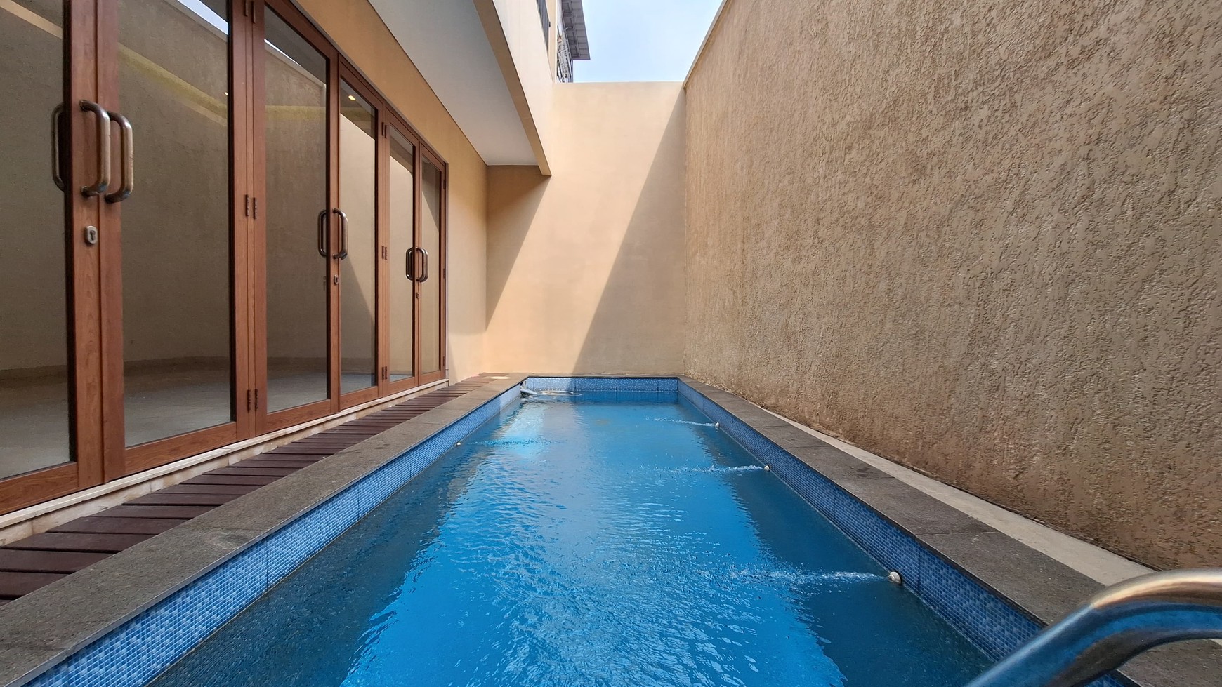 Rumah Siap Huni LT 260 m2 Ada Kolam Renang Pribadi di Area Kemang, Jakarta