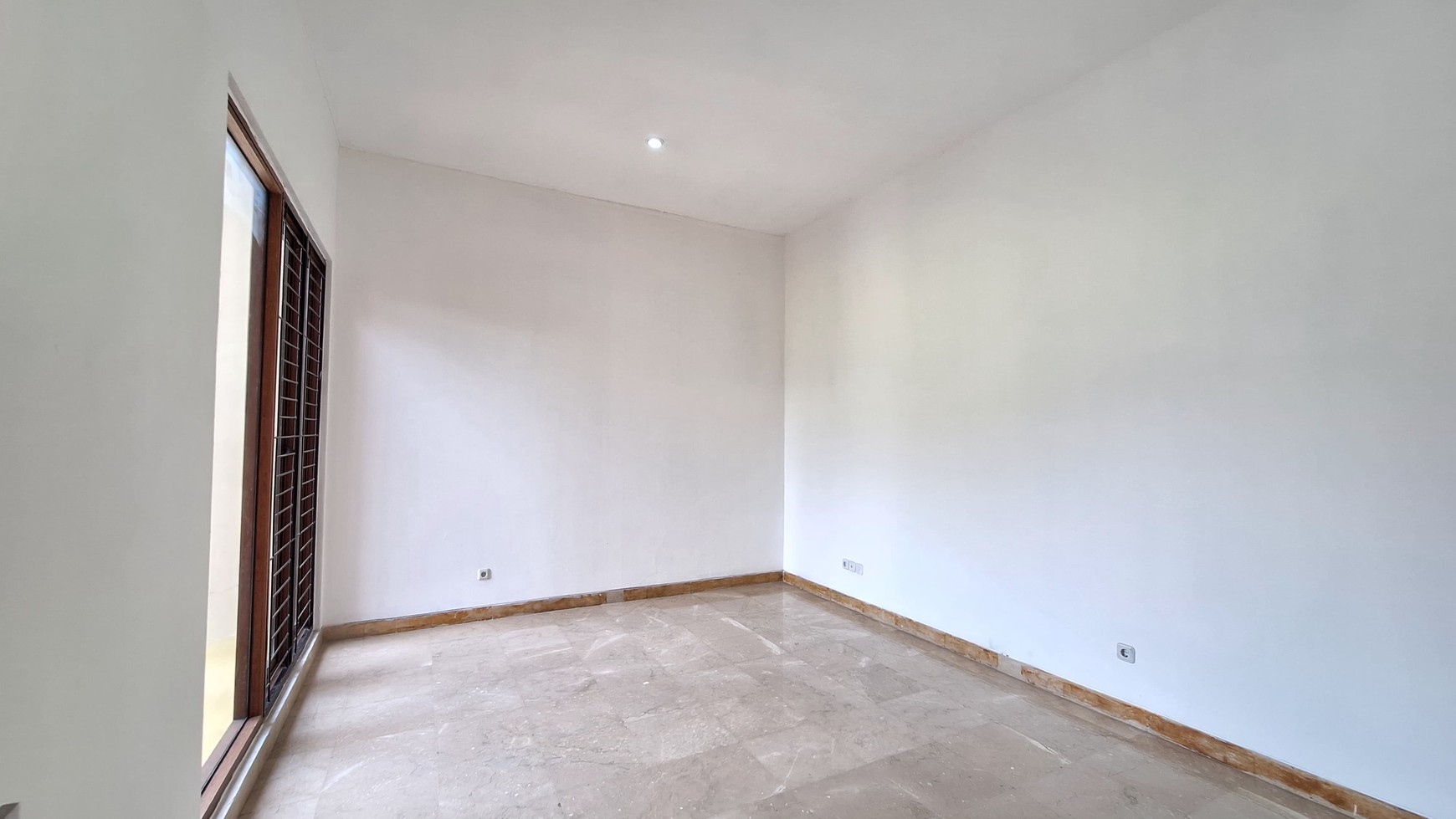 Rumah Siap Huni LT 260 m2 Ada Kolam Renang Pribadi di Area Kemang, Jakarta