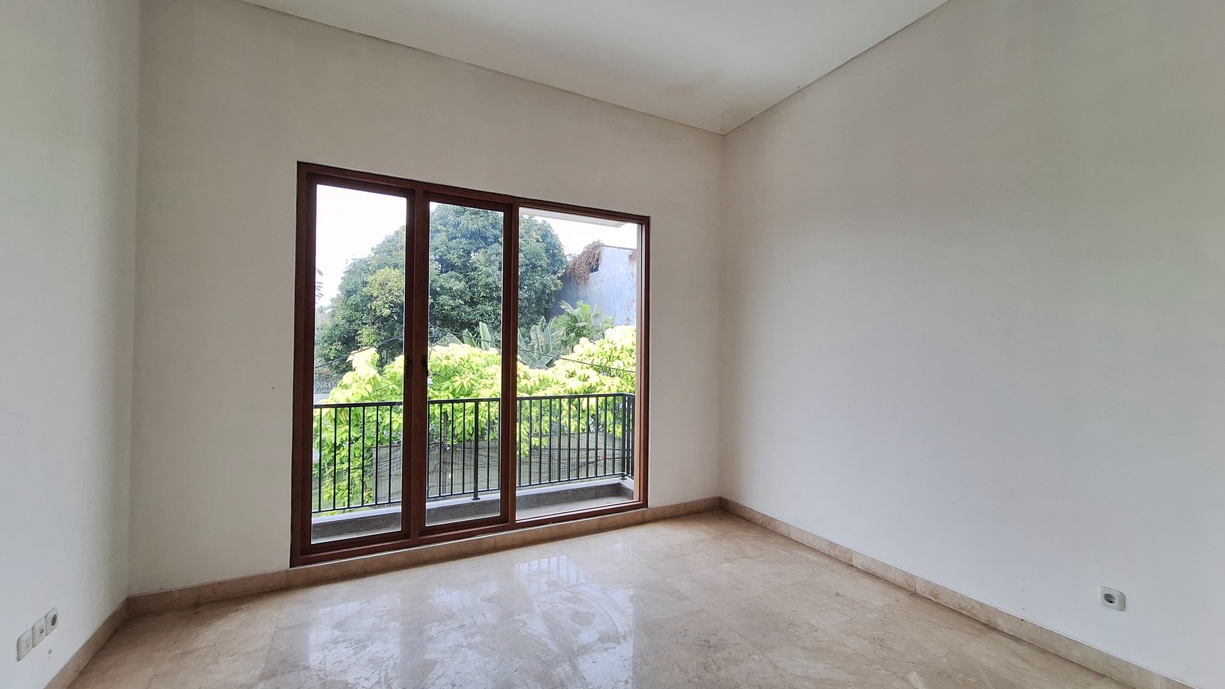 Rumah Siap Huni LT 260 m2 Ada Kolam Renang Pribadi di Area Kemang, Jakarta