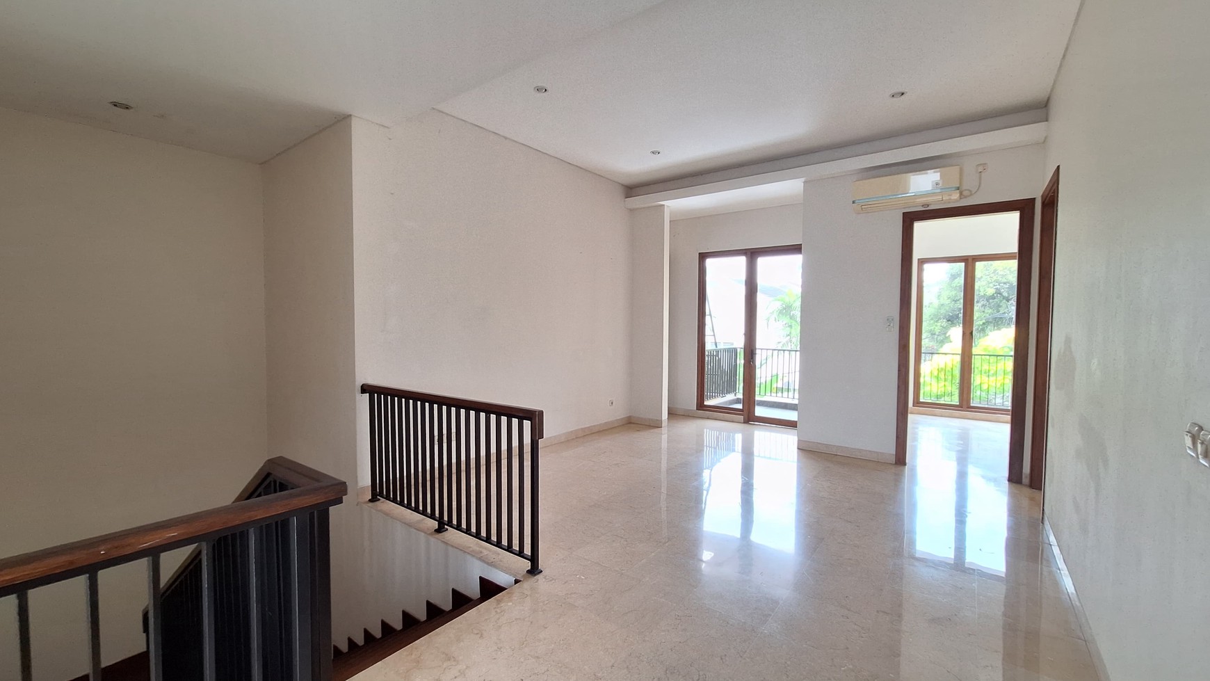 Rumah Siap Huni LT 260 m2 Ada Kolam Renang Pribadi di Area Kemang, Jakarta