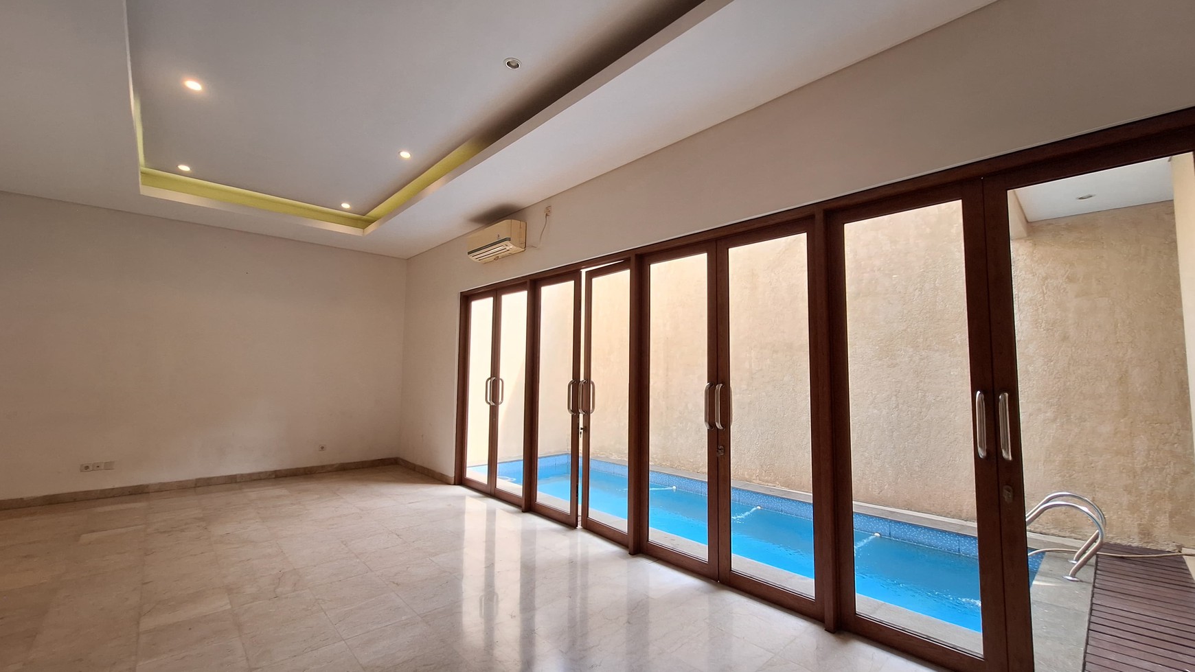 Rumah Siap Huni LT 260 m2 Ada Kolam Renang Pribadi di Area Kemang, Jakarta