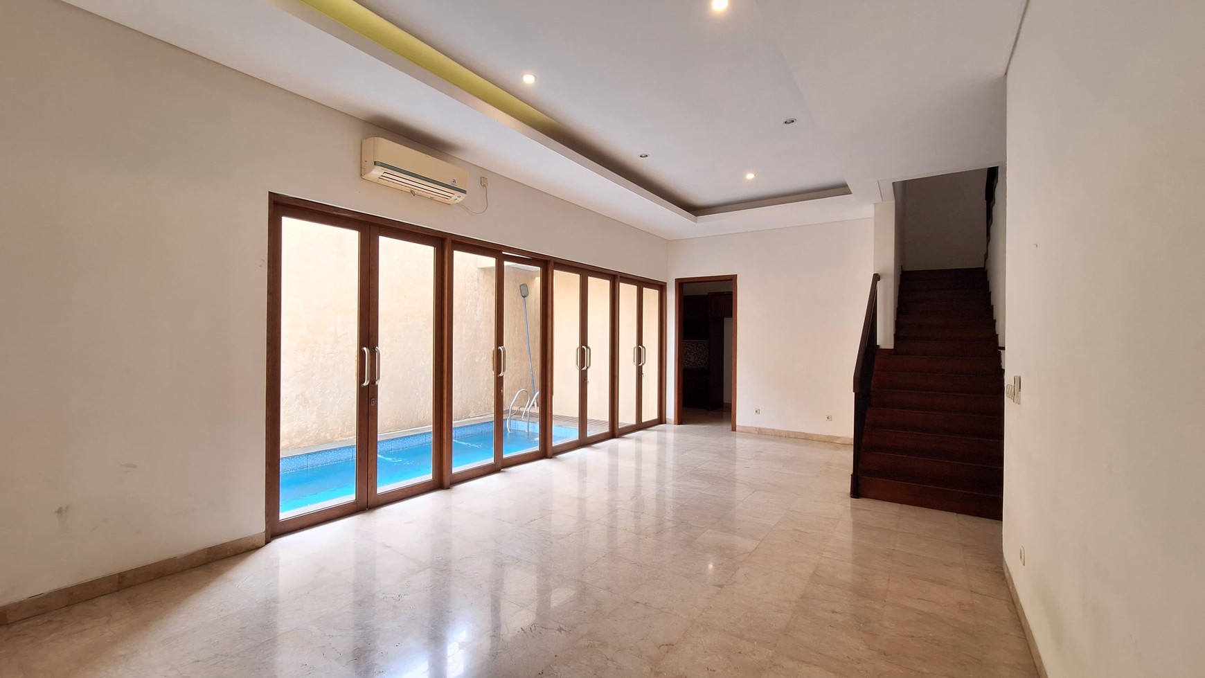 Rumah Siap Huni LT 260 m2 Ada Kolam Renang Pribadi di Area Kemang, Jakarta