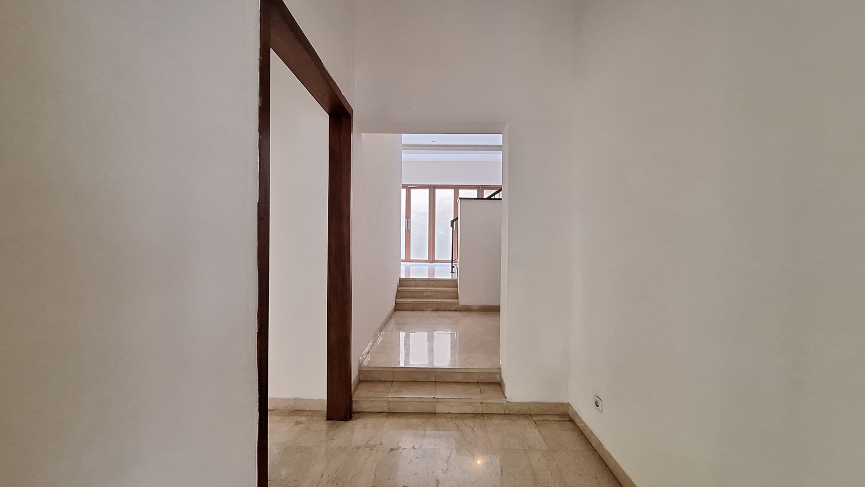 Rumah Siap Huni LT 260 m2 Ada Kolam Renang Pribadi di Area Kemang, Jakarta