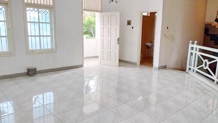 Rumah Cantik 2 Lantai Siap Huni Lokasi Nyaman dan Asri 