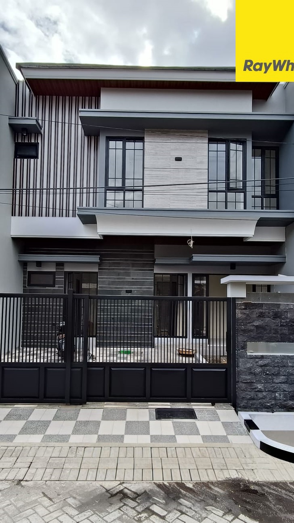 Dijual Rumah 2 lantai di Wisma Permai Surabaya