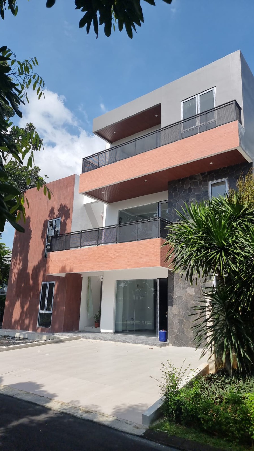 Rumah Baru desain mandiri bergaya indrustrial modern di Alam Sutera.