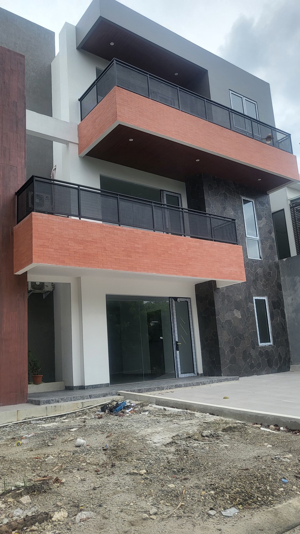 Rumah Baru desain mandiri bergaya indrustrial modern di Alam Sutera.