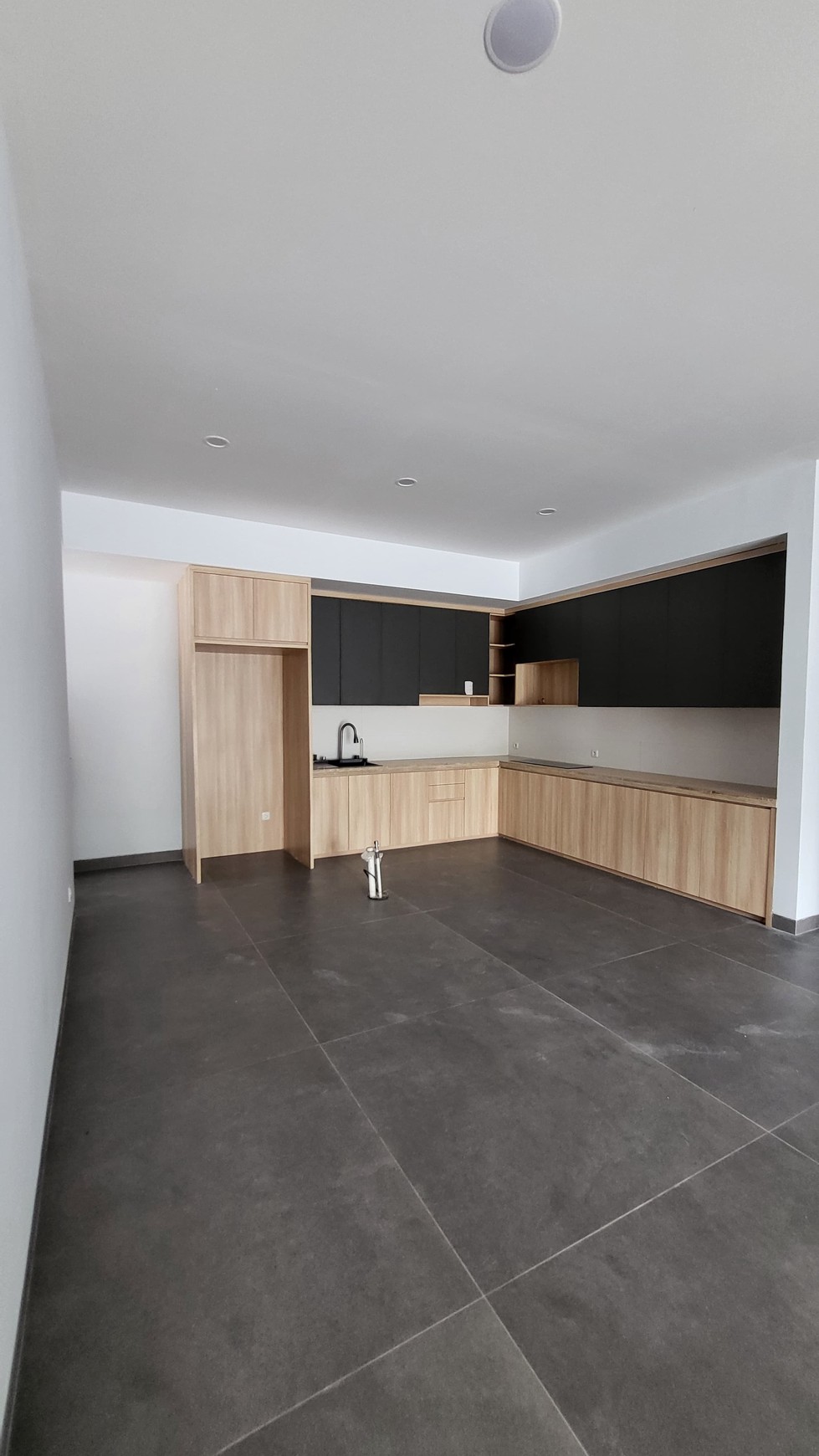 Rumah Baru desain mandiri bergaya indrustrial modern di Alam Sutera.