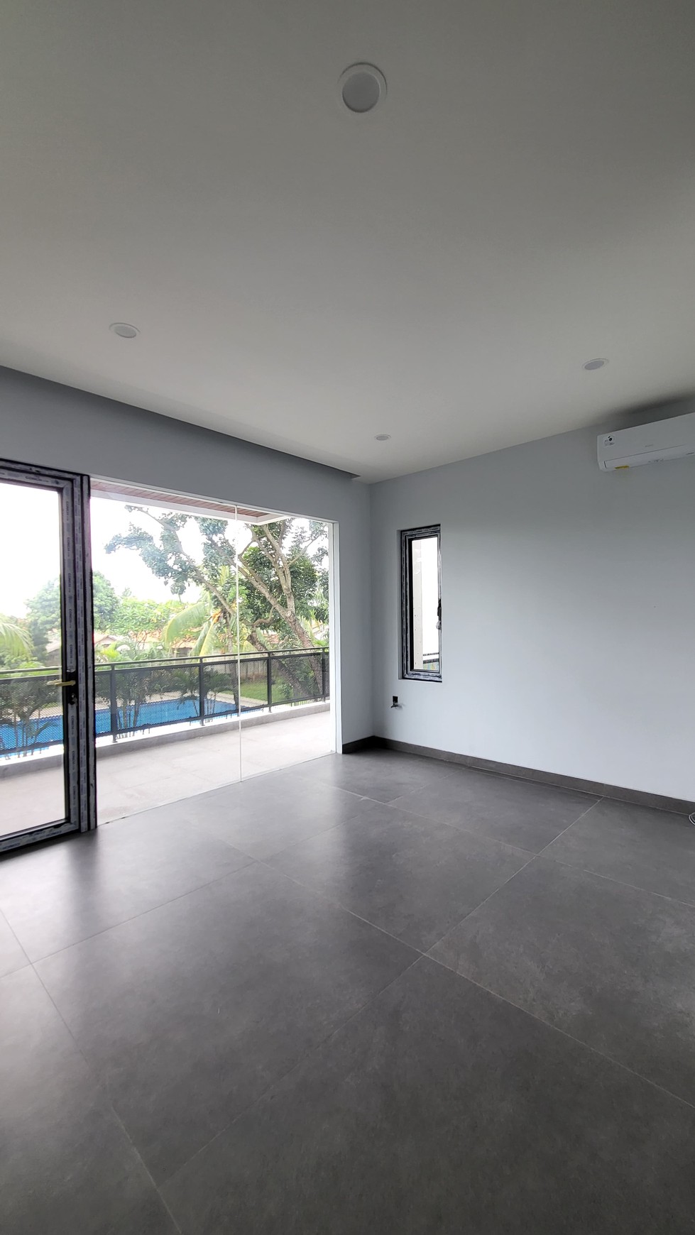 Rumah Baru desain mandiri bergaya indrustrial modern di Alam Sutera.