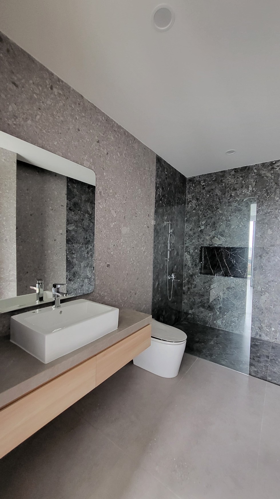 Rumah Baru desain mandiri bergaya indrustrial modern di Alam Sutera.