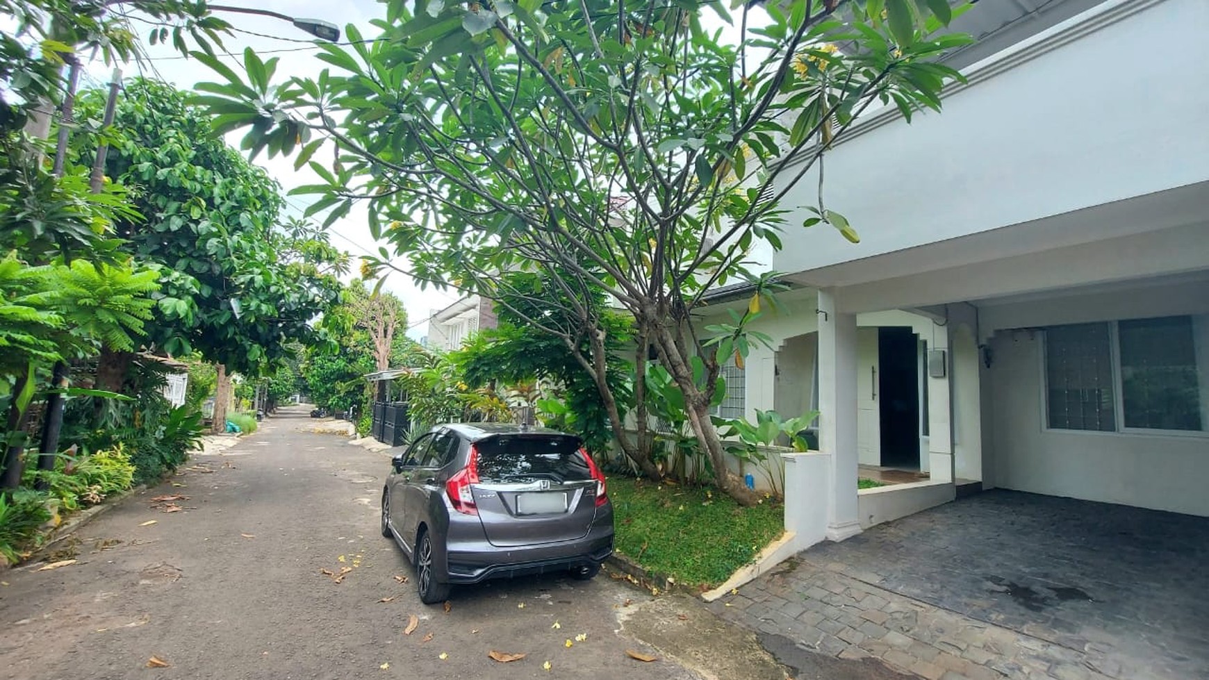 Rumah Modern Kondisi Rapi 2 Lantai di Lokasi Strategis & Premium Bintaro