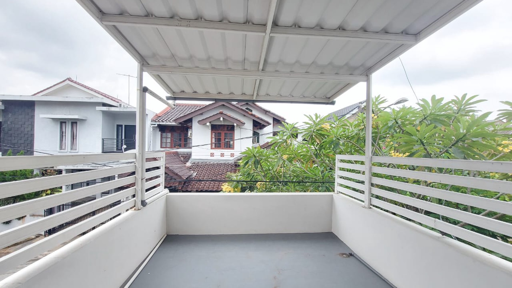 Rumah Modern Kondisi Rapi 2 Lantai di Lokasi Strategis & Premium Bintaro