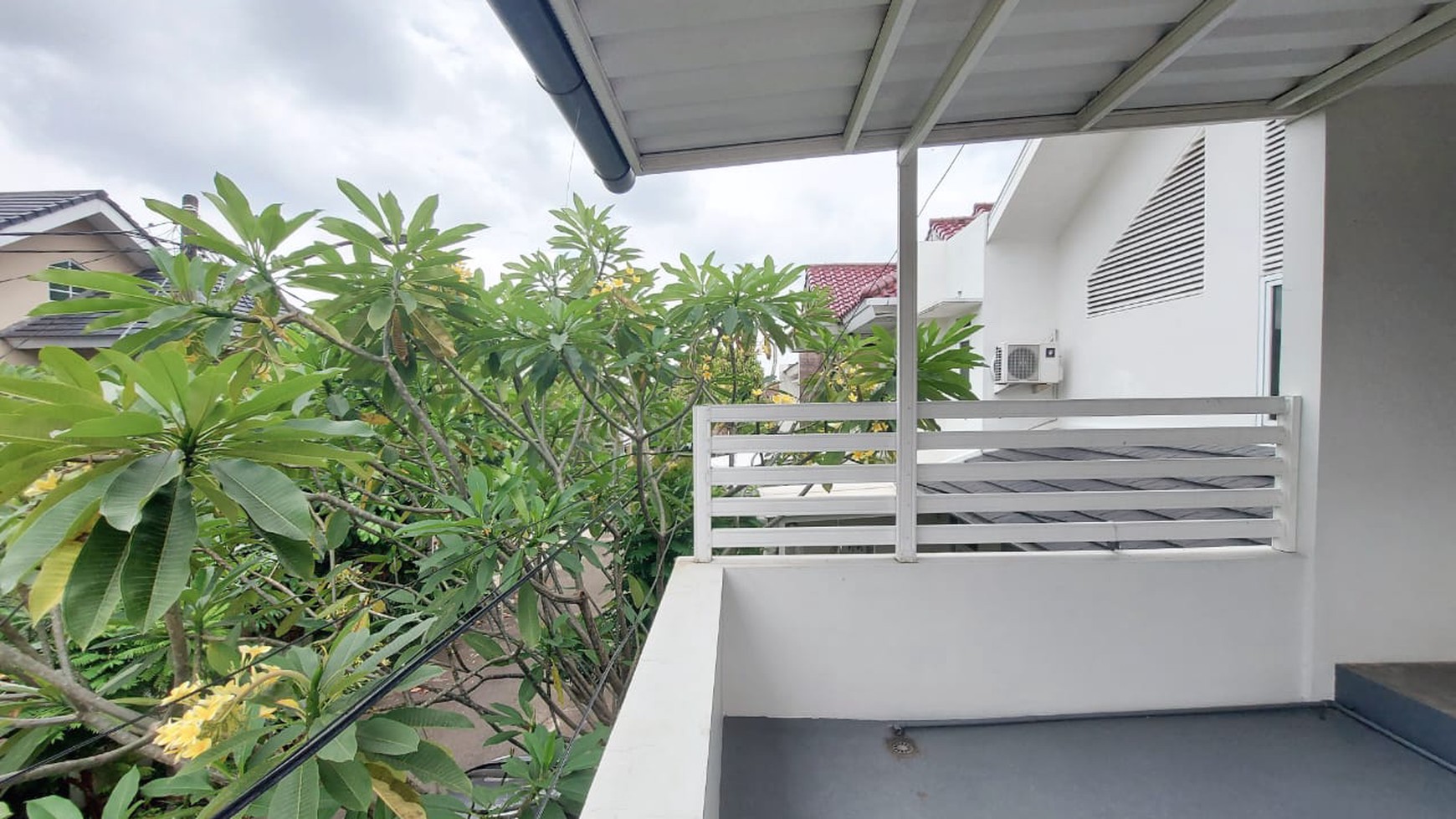 Rumah Modern Kondisi Rapi 2 Lantai di Lokasi Strategis & Premium Bintaro