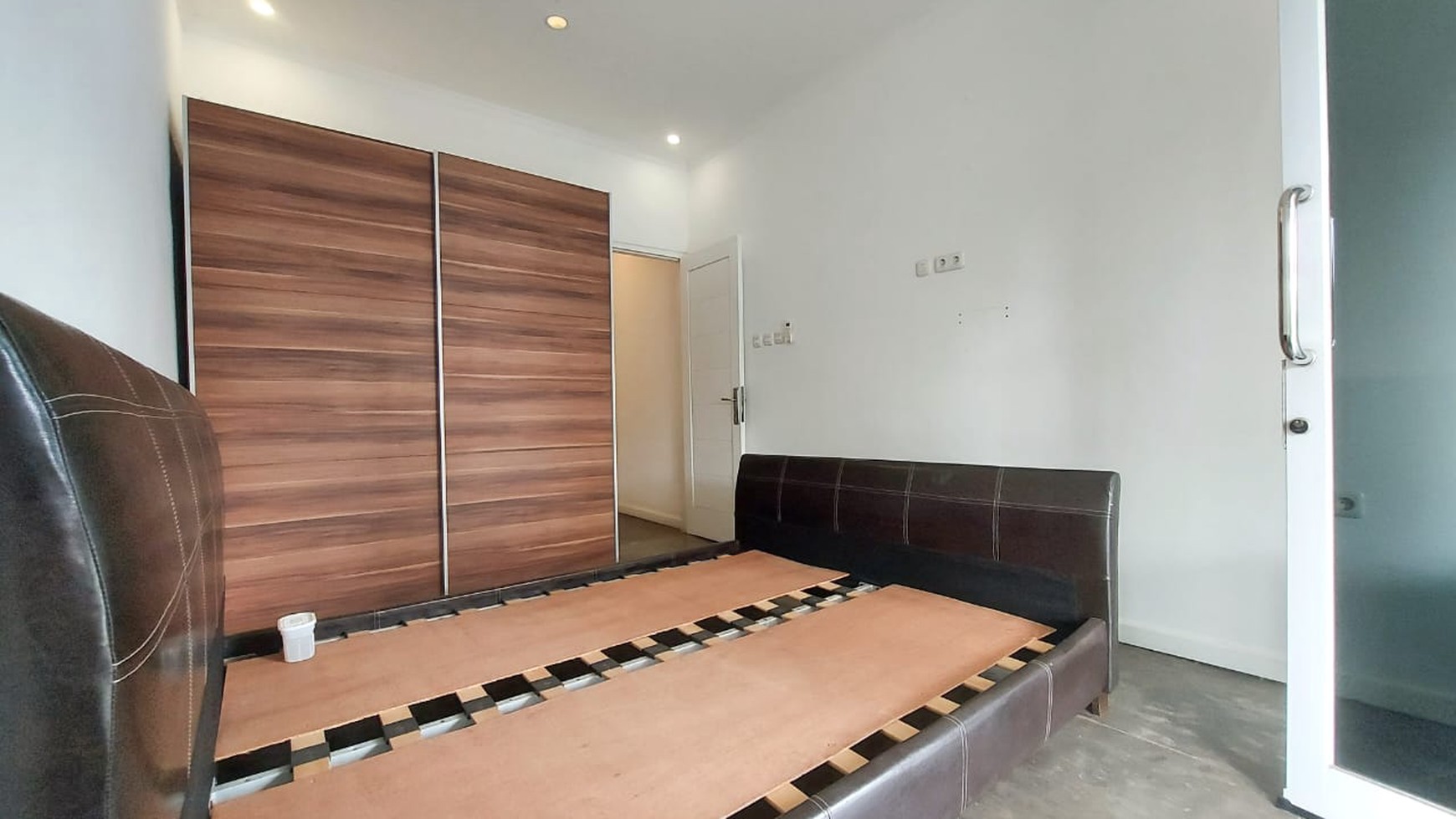 Rumah Modern Kondisi Rapi 2 Lantai di Lokasi Strategis & Premium Bintaro