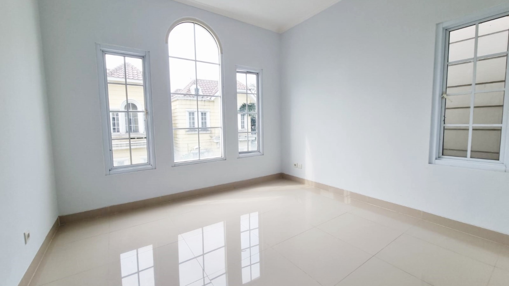 Dijual cepat rumah strategis di Montana Village Jl. Hardin Gading Serpong