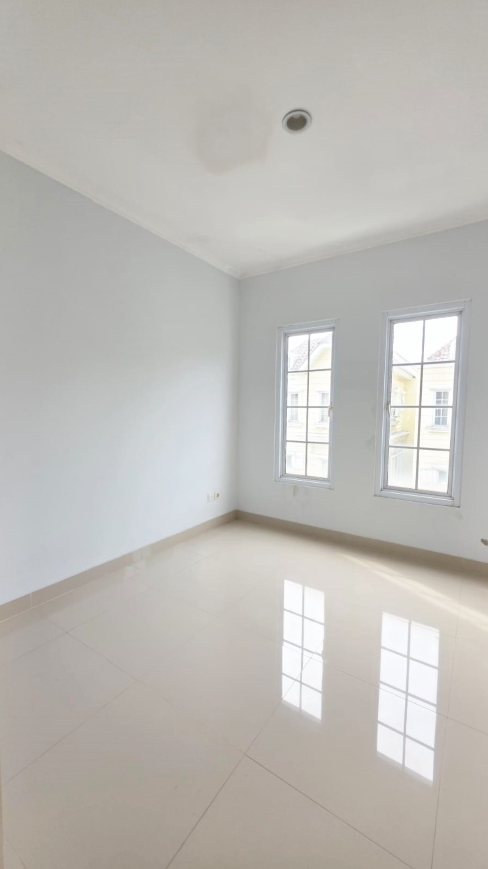 Dijual cepat rumah strategis di Montana Village Jl. Hardin Gading Serpong