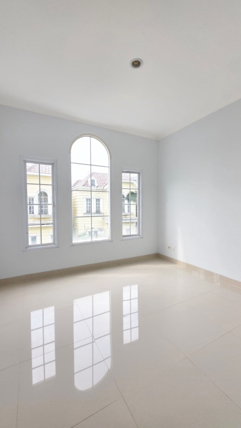 Dijual cepat rumah strategis di Montana Village Jl. Hardin Gading Serpong