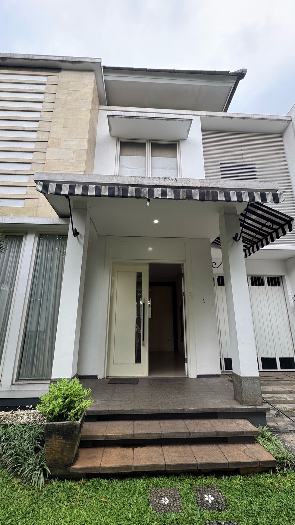Di Sewa Rumah Cantik 2 Lantai dengan Desain Mewah dan Strategis @Jakarta Selatan