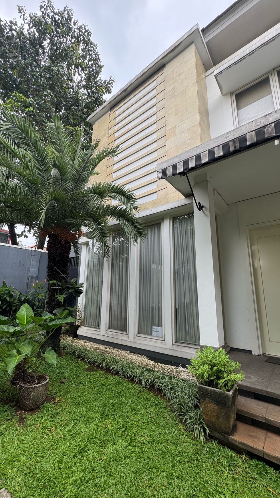 Di Sewa Rumah Cantik 2 Lantai dengan Desain Mewah dan Strategis @Jakarta Selatan