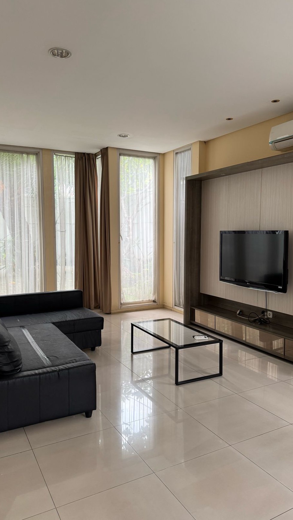 Di Sewa Rumah Cantik 2 Lantai dengan Desain Mewah dan Strategis @Jakarta Selatan
