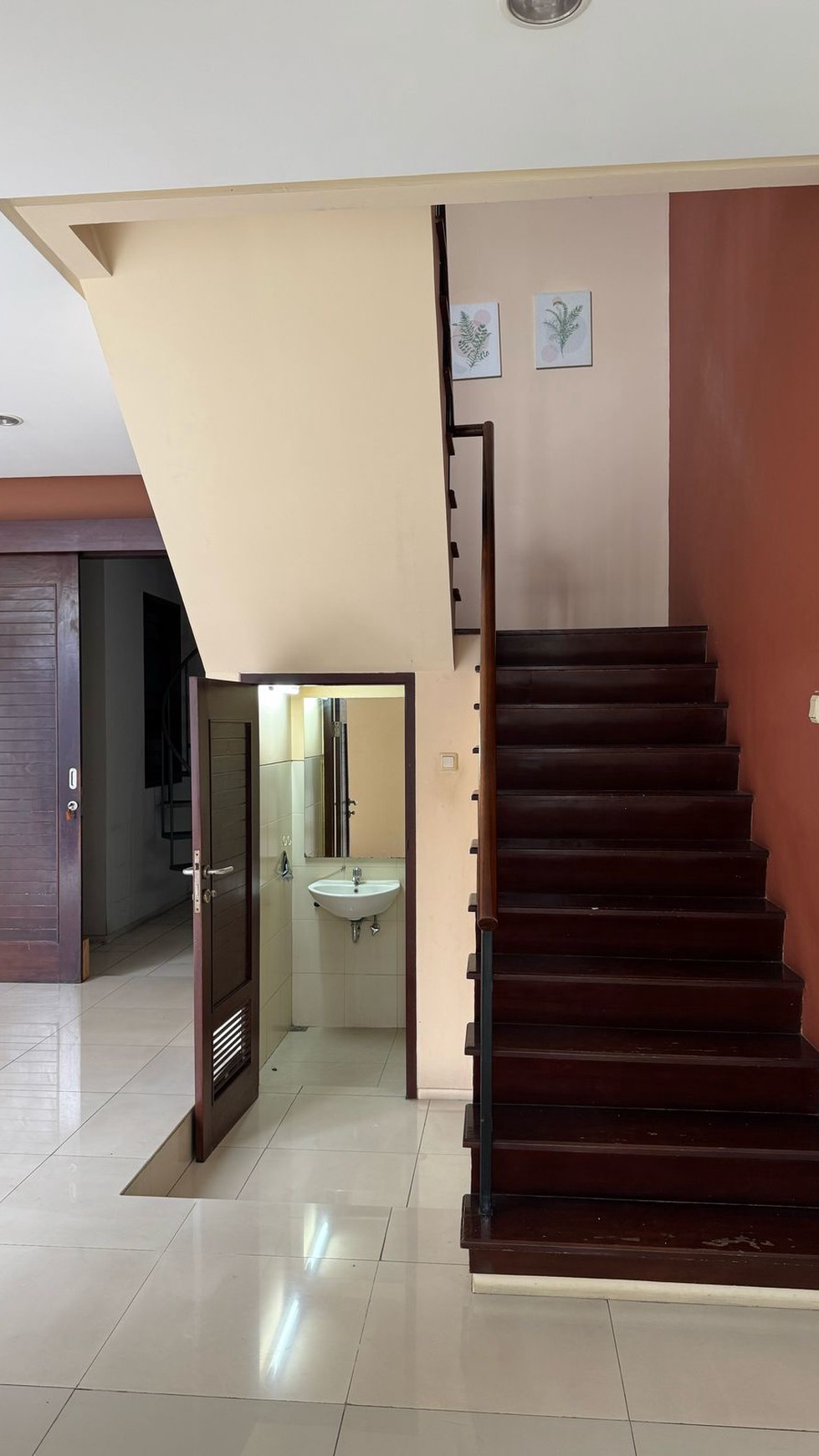 Di Sewa Rumah Cantik 2 Lantai dengan Desain Mewah dan Strategis @Jakarta Selatan