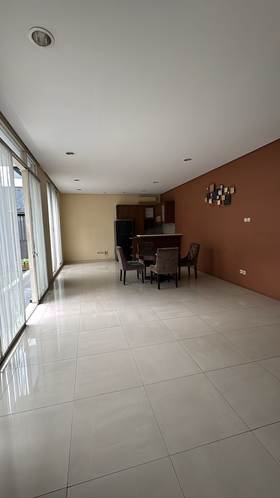 Di Sewa Rumah Cantik 2 Lantai dengan Desain Mewah dan Strategis @Jakarta Selatan
