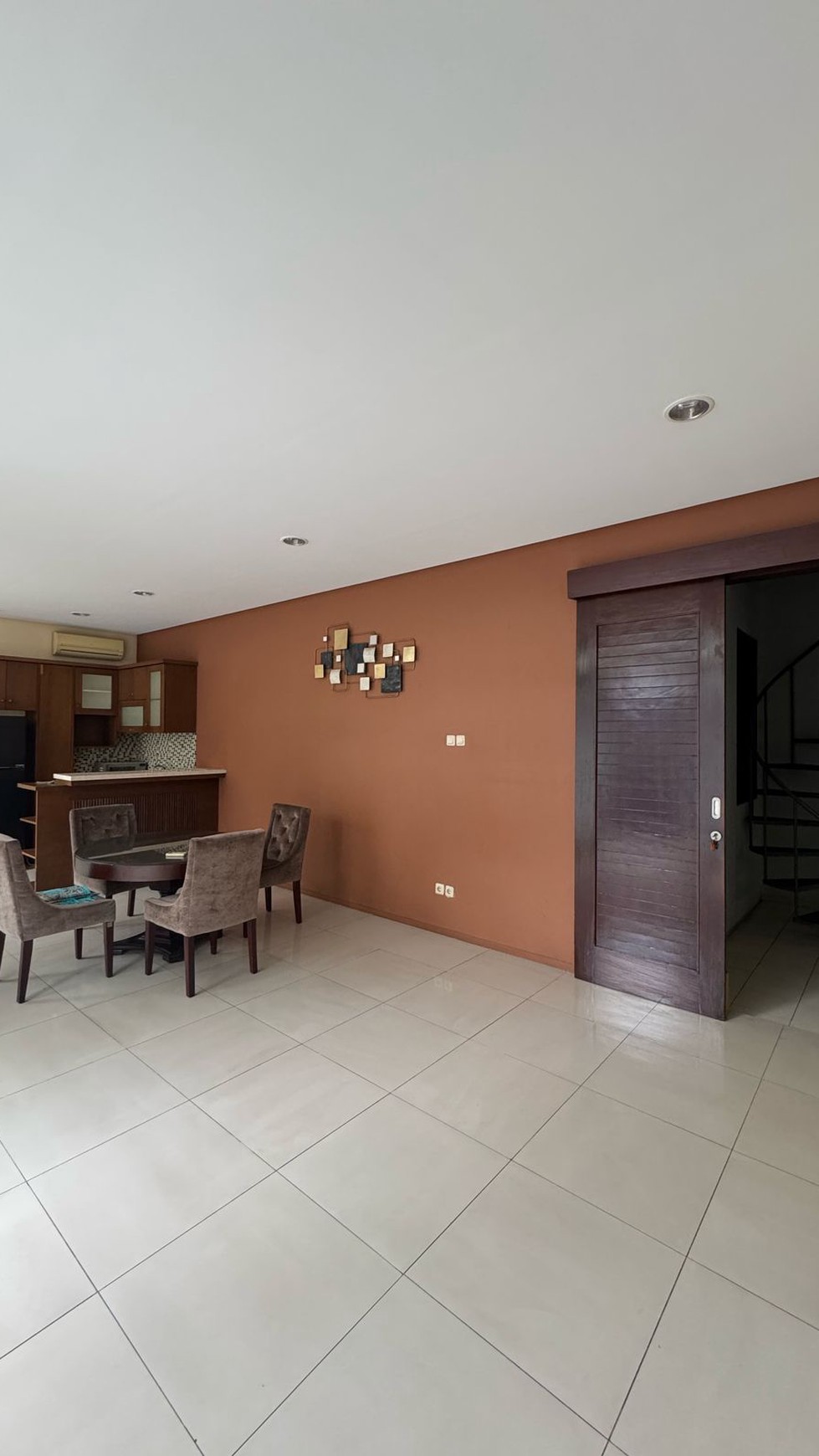 Di Sewa Rumah Cantik 2 Lantai dengan Desain Mewah dan Strategis @Jakarta Selatan