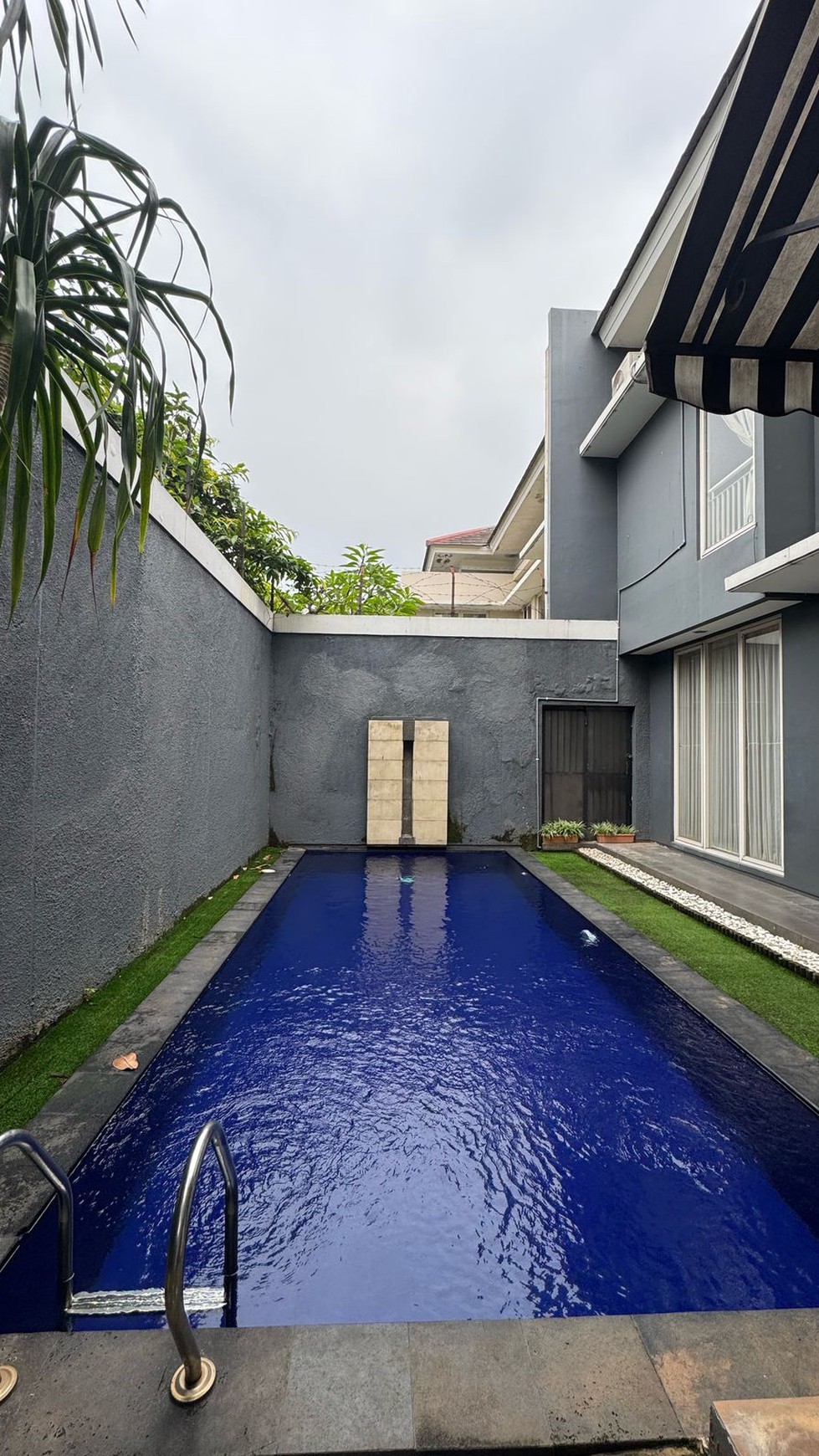 Di Sewa Rumah Cantik 2 Lantai dengan Desain Mewah dan Strategis @Jakarta Selatan
